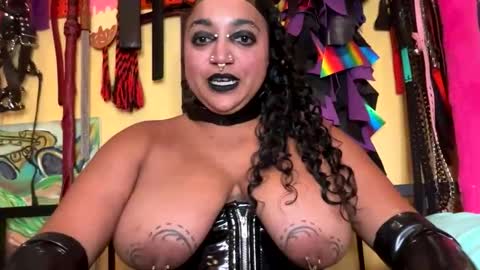 Snapshot of queensquirtntwerk chatting on February 2026 10:14:01 PM Queen Hilarity online show from February 2026 10:14:01 PM