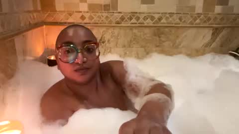 Snapshot of queensquirtntwerk chatting on February 2026 04:42:01 AM Queen Hilarity online show from February 2026 04:42:01 AM