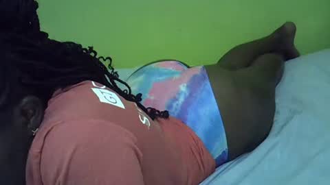 Snapshot of queenviviana chatting on January 2025 12:45:02 PM vallary online show from January 2025 12:45:02 PM