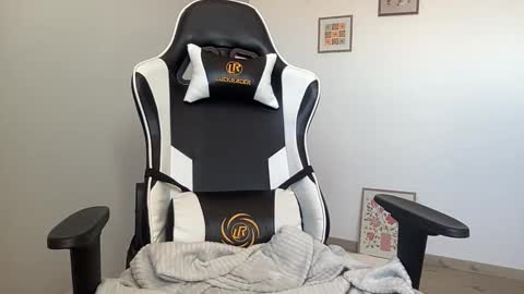 Quinnyelena online show from November 2025 10:59:01 AM