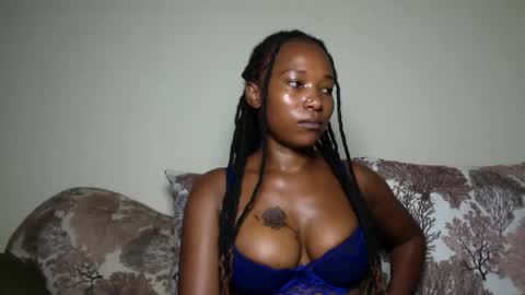 Snapshot of qunnie_clarion_aria chatting on April 2026 04:52:01 PM sexy online show from April 2026 04:52:01 PM