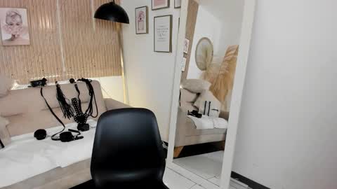 RACHEL ES online show from November 2025 05:18:02 AM