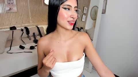 RACHEL ES online show from November 2025 04:00:02 AM