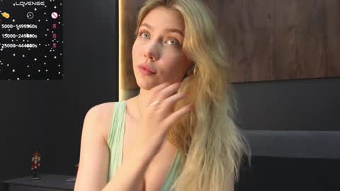 Snapshot of rainauge chatting on December 2024 08:45:01 PM Lisa online show from December 2024 08:45:01 PM