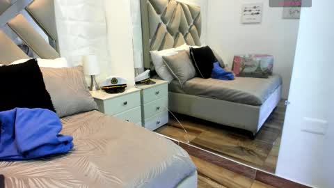 Raquel Moore  online show from October 2025 11:40:01 AM