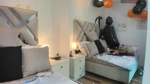 Raquel Moore  online show from October 2025 12:16:02 PM