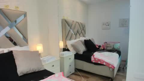 Raquel Moore  online show from November 2025 02:16:01 PM