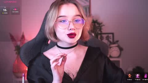 Snapshot of red_queeen chatting on January 2025 07:05:01 PM QUEEN OF EVIL online show from January 2025 07:05:01 PM