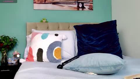 Yanella online show from October 2025 05:35:01 PM