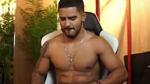 Snapshot of reik_von chatting on June 2026 01:30:02 AM Reik online show from June 2026 01:30:02 AM