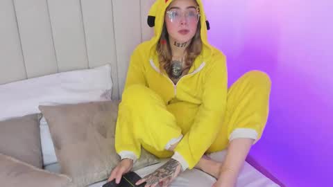 Reika  online show from September 2025 01:45:01 PM