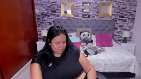 reina_loren online show from May 2026 05:01:02 AM