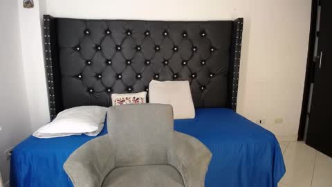 Renata Salinas online show from April 2026 09:54:01 PM