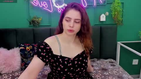 Snapshot of reneeblair chatting on April 2026 01:44:02 AM reneeblair online show from April 2026 01:44:02 AM