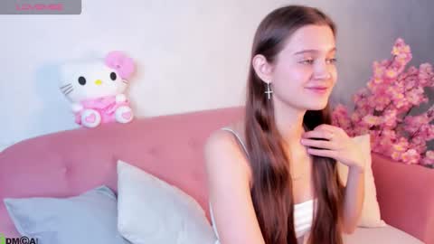 Renesmy online show from November 2025 12:33:01 AM