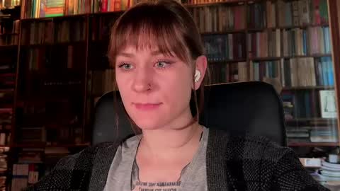 Snapshot of retromarie chatting on May 2026 02:06:01 AM Rie online show from May 2026 02:06:01 AM