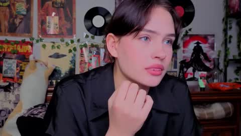 Lilit online show from November 2025 07:37:01 PM