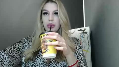 Snapshot of rosaline_ly chatting on April 2026 12:04:01 PM Rosalina online show from April 2026 12:04:01 PM
