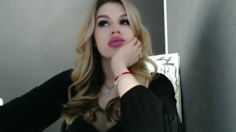 Snapshot of rosaline_ly chatting on April 2026 11:35:01 AM Rosalina online show from April 2026 11:35:01 AM