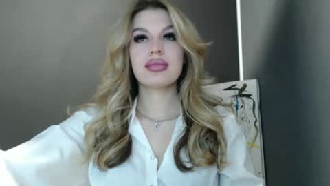 Snapshot of rosaline_ly chatting on April 2026 12:04:01 PM Rosalina online show from April 2026 12:04:01 PM