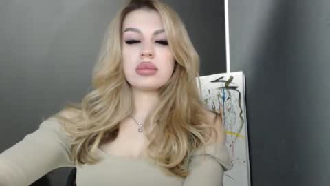Snapshot of rosaline_ly chatting on April 2026 12:18:02 PM Rosalina online show from April 2026 12:18:02 PM