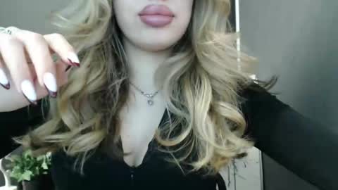 Snapshot of rosaline_ly chatting on April 2026 01:09:02 PM Rosalina online show from April 2026 01:09:02 PM