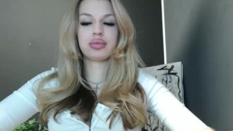 Snapshot of rosaline_ly chatting on May 2026 04:26:01 PM Rosalina online show from May 2026 04:26:01 PM