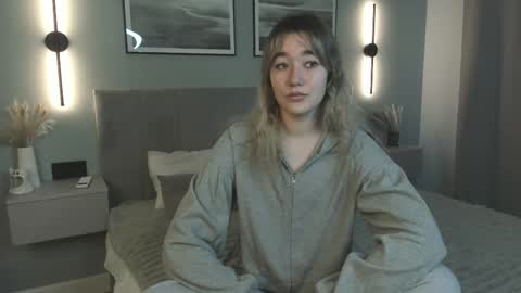 Mia online show from November 2025 07:20:02 AM