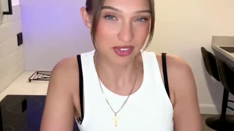 Bella  online show from September 2025 03:16:01 PM