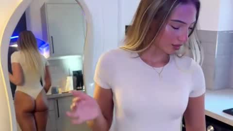 Snapshot of rosebella_ chatting on June 2026 05:23:02 AM Bella online show from June 2026 05:23:02 AM