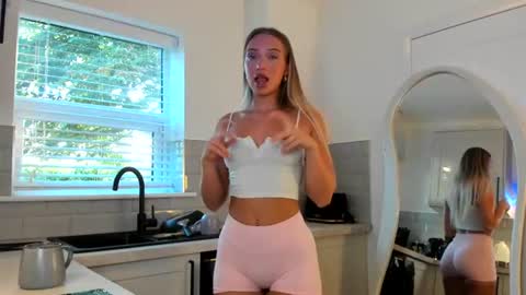 Snapshot of rosebella_ chatting on July 2026 05:18:01 AM Bella online show from July 2026 05:18:01 AM