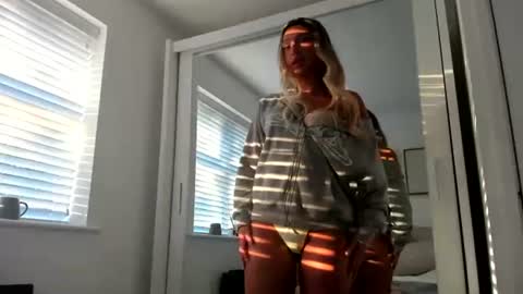 Snapshot of rosebella_ chatting on August 2026 05:28:02 AM Bella online show from August 2026 05:28:02 AM