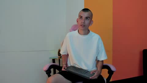 Snapshot of rowancley chatting on April 2026 07:42:01 PM Rowan online show from April 2026 07:42:01 PM