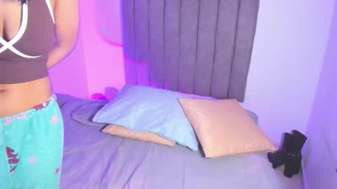 Roxane online show from December 2025 02:50:02 AM