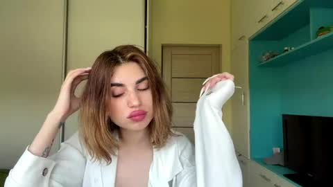 Snapshot of roxannaportuondo chatting on May 2026 10:21:02 AM Mia online show from May 2026 10:21:02 AM