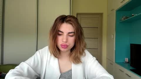 Snapshot of roxannaportuondo chatting on May 2026 09:59:01 AM Mia online show from May 2026 09:59:01 AM