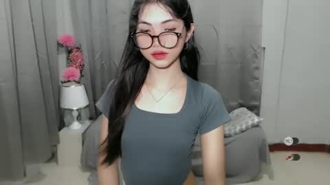 Snapshot of roxie_fuckdoll chatting on December 2024 01:18:01 AM Roxie online show from December 2024 01:18:01 AM