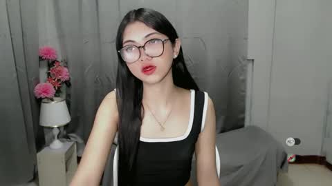 Snapshot of roxie_fuckdoll chatting on December 2024 07:00:02 PM Roxie online show from December 2024 07:00:02 PM