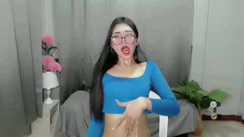 Snapshot of roxie_fuckdoll chatting on March 2025 01:04:01 AM Roxie online show from March 2025 01:04:01 AM