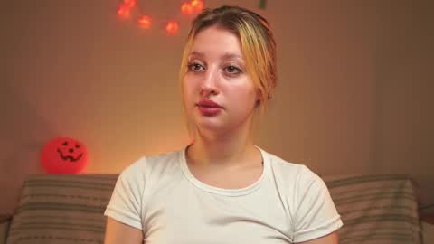 Mila online show from October 2025 04:04:02 AM