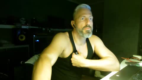 Chico que rico Caliente online show from March 2025 05:28:01 AM