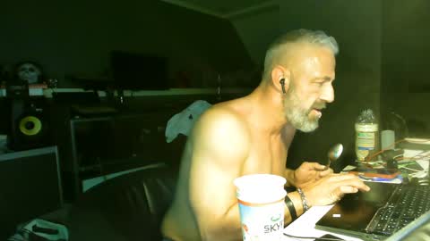 Chico que rico Caliente online show from April 2026 06:19:01 AM