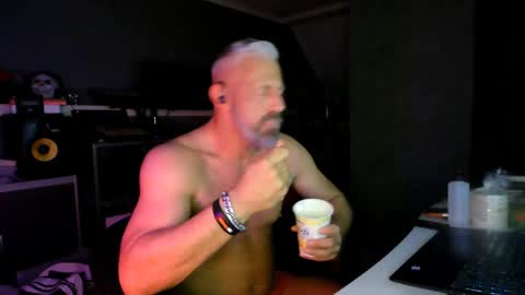 Chico que rico Caliente online show from April 2026 01:55:01 AM