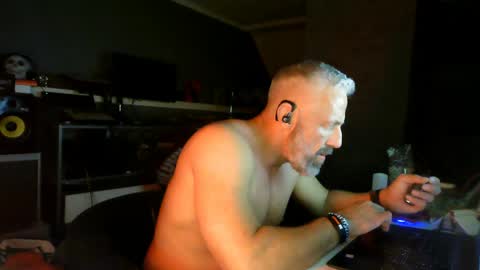 Chico que rico Caliente online show from April 2026 12:33:01 AM