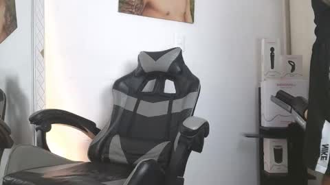  R U S S E L L  online show from February 2026 09:54:01 PM