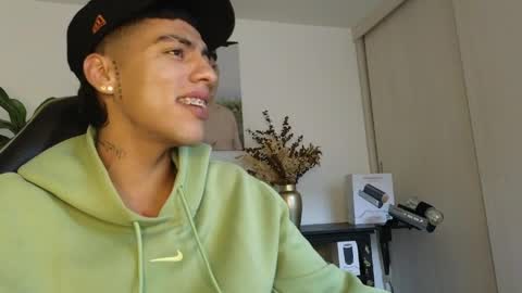  R U S S E L L  online show from April 2026 07:52:01 PM