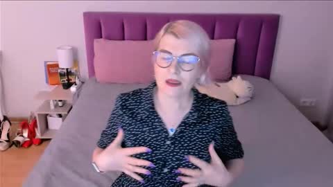 Sabrina MacMarren online show from November 2025 01:04:01 PM