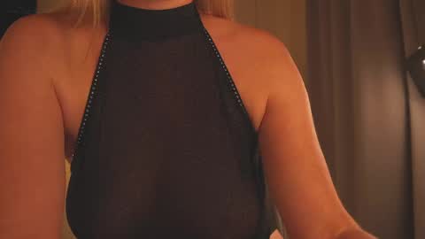 Snapshot of saltedhoney chatting on May 2026 08:07:02 PM IsaBella- online show from May 2026 08:07:02 PM