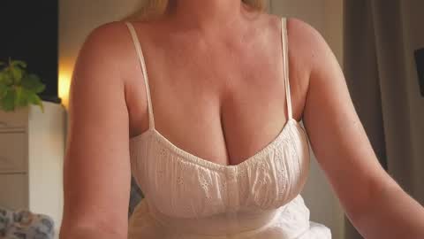 Snapshot of saltedhoney chatting on May 2026 10:11:01 AM IsaBella- online show from May 2026 10:11:01 AM