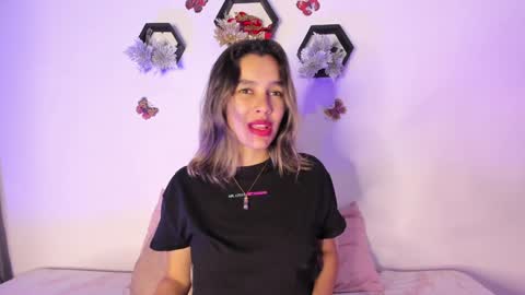 Snapshot of samara_jonnes_ chatting on January 2025 11:37:02 PM Samara is my name a pleasure delighted that you are here leave your thumb up it is important to me online show from January 2025 11:37:02 PM